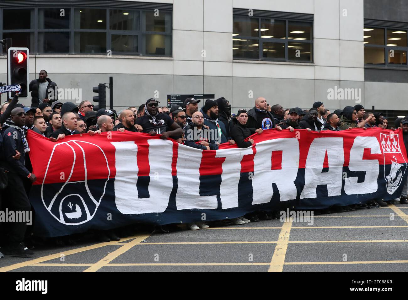 Tifosi del PSG fuori dallo stadio prima della partita di UEFA Champions League Group F tra Newcastle United e Paris St Germain a St. James's Park, Newcastle mercoledì 4 ottobre 2023. (Foto: Mark Fletcher | mi News) crediti: MI News & Sport /Alamy Live News Foto Stock