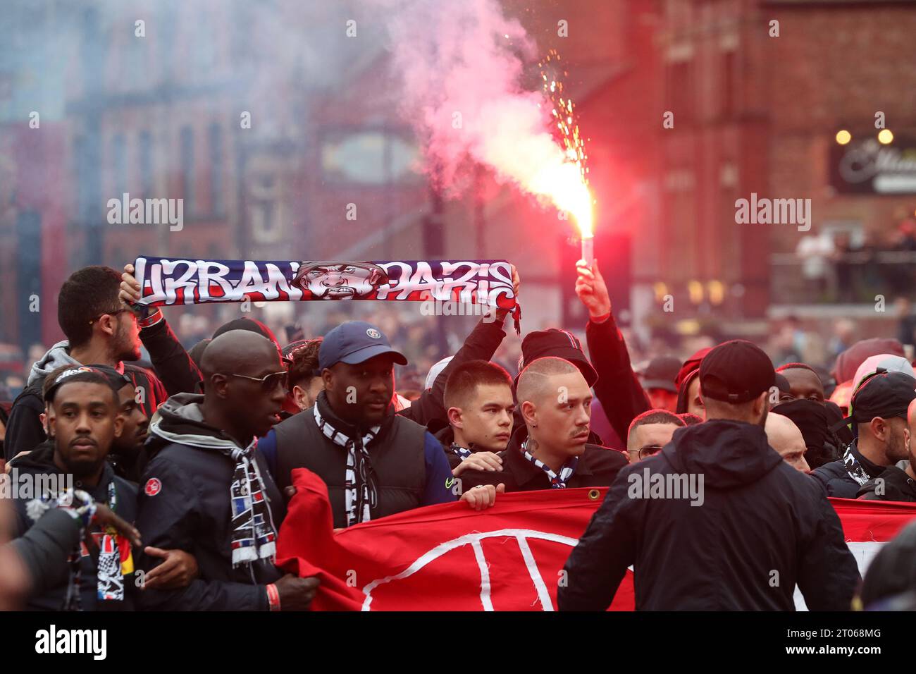 Tifosi del PSG fuori dallo stadio prima della partita di UEFA Champions League Group F tra Newcastle United e Paris St Germain a St. James's Park, Newcastle mercoledì 4 ottobre 2023. (Foto: Mark Fletcher | mi News) crediti: MI News & Sport /Alamy Live News Foto Stock