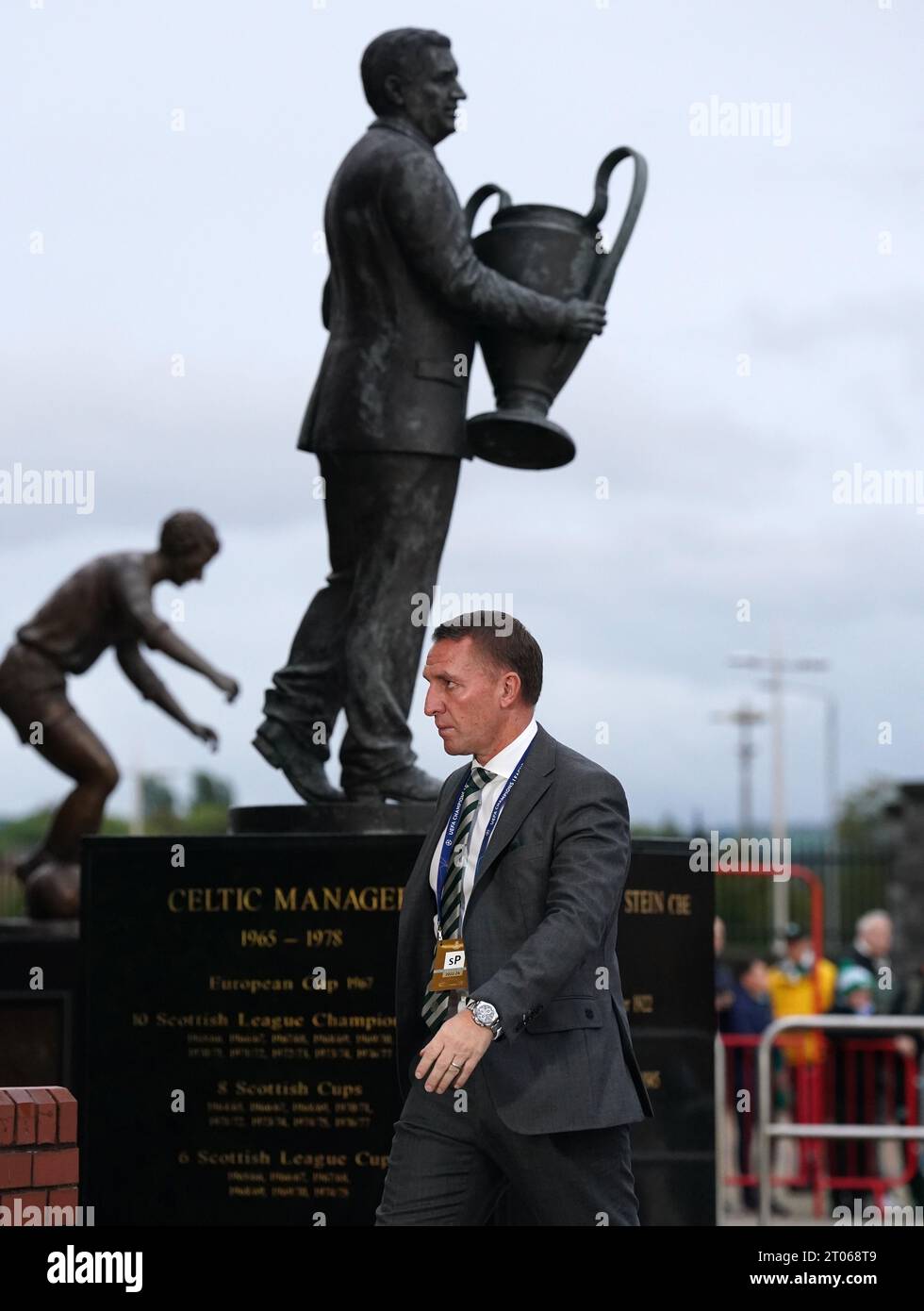 Il manager dei Celtic Brendan Rodgers passa davanti alla statua di Jock Stein in vista della partita di UEFA Champions League Group e al Celtic Park, Glasgow. Data foto: Mercoledì 4 ottobre 2023. Foto Stock