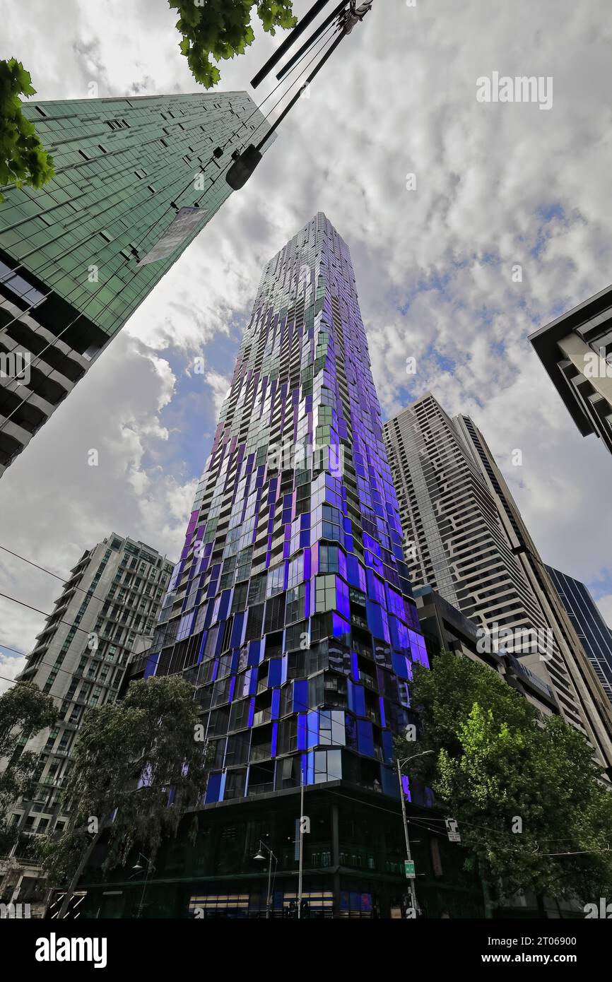 977+ Torre di appartamenti progettata per sembrare un caleidoscopio tridimensionale, Elizabeth and Franklin St.corner. Melbourne-Australia. Foto Stock