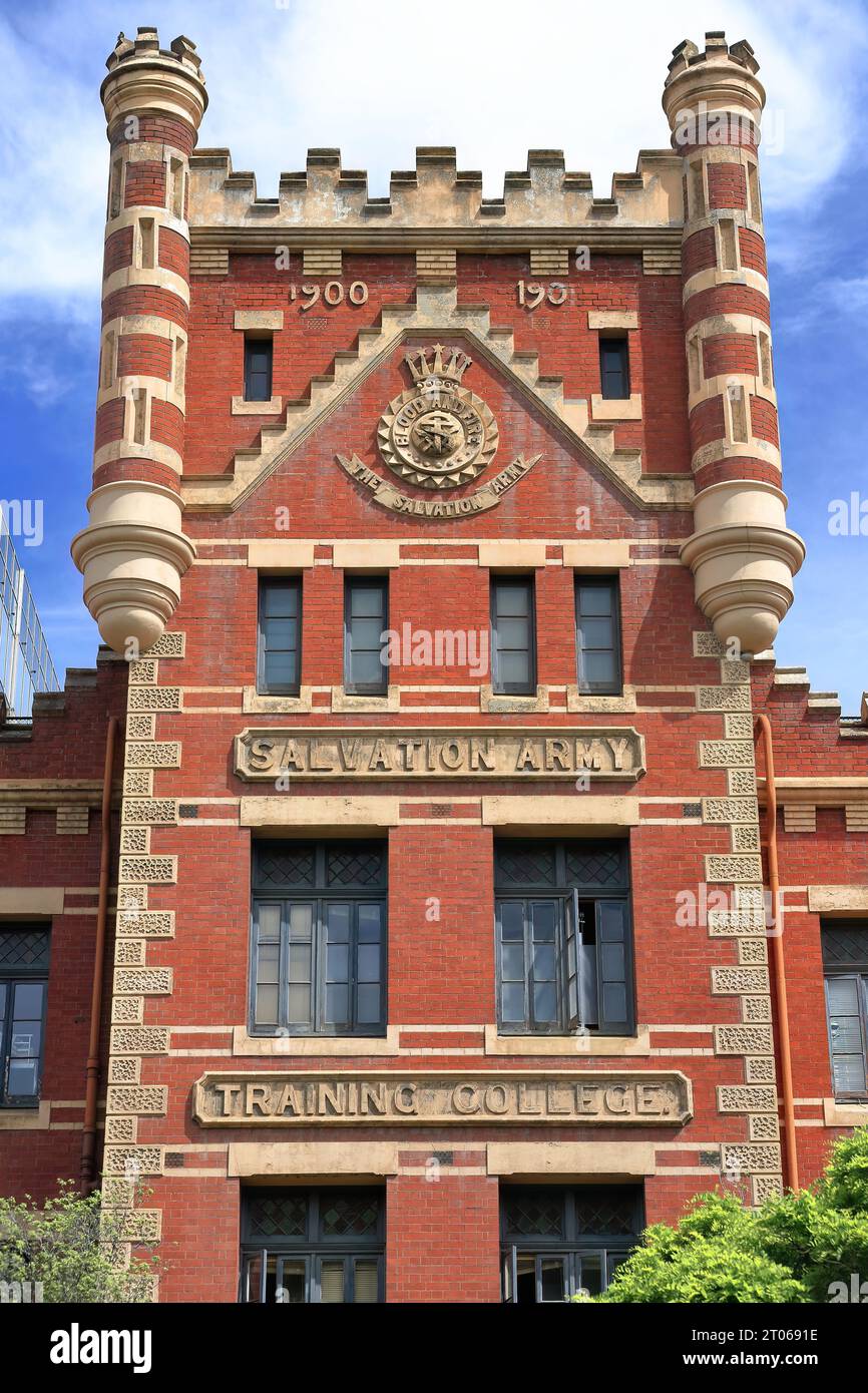 988 Torre centrale con torrette angolari dell'ex Salvation Army Training College sulla Victoria Parade. Melbourne-Australia. Foto Stock