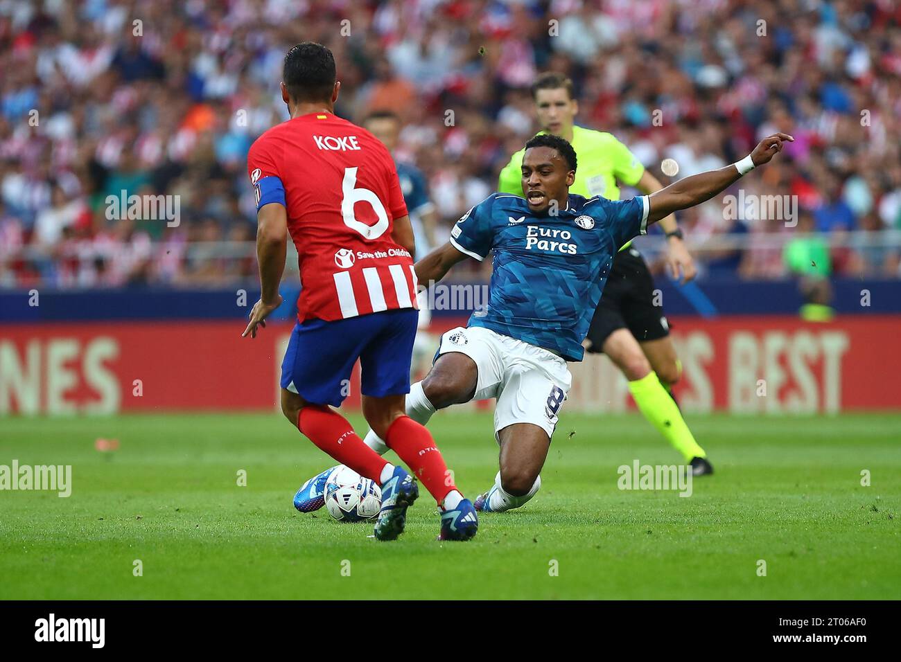 Madrid, Spagna. 4 ottobre 2023. Il Quinten Timber (R) di Feyenoord e il Koke (L) di Atletico in azione durante la partita di UEFA Champions League Day 2 tra l'Atletico de Madrid e il Feyenoord FC al Civitas Metropolitano Stadium di Madrid, Spagna, il 4 ottobre 2023. Crediti: Edward F. Peters/Alamy Live News Foto Stock