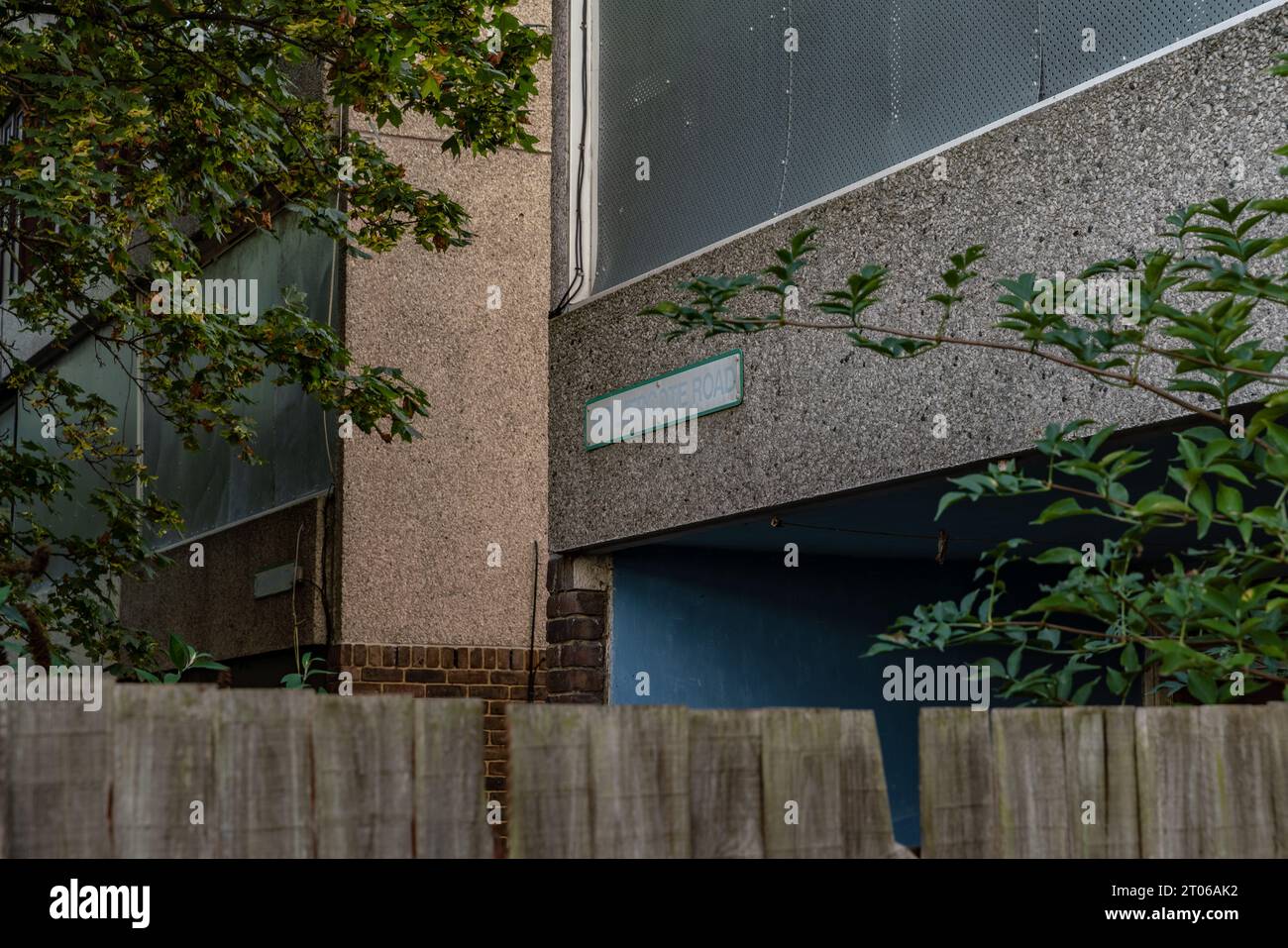 Londra, Regno Unito. 3 ottobre 2023. Lesnes Estate a Bexley, South Thamesmead. Originariamente costruito negli anni '1960, le proprietà della tenuta sono ora vuote per far posto alla demolizione e alla moderna riqualificazione da parte della Peabody Housing Association. I restanti residenti di Lesnes rifiutano qualsiasi demolizione dicendo che le sostituzioni proposte, con appartamenti di lusso per lo più inaccessibili, sono "imprudenti". Nell'ottobre 2022, il Consiglio di Bexley ha approvato i piani per l'associazione di alloggi Peabody per costruire fino a 1.950 nuove case a South Thamesmead, il 35% delle quali sarà "accessibile". Crediti: Guy Corbishley/Alamy Live News Foto Stock