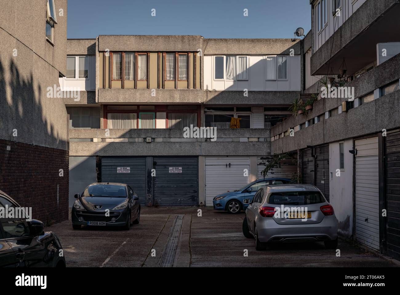 Londra, Regno Unito. 3 ottobre 2023. Lesnes Estate a Bexley, South Thamesmead. Originariamente costruito negli anni '1960, le proprietà della tenuta sono ora vuote per far posto alla demolizione e alla moderna riqualificazione da parte della Peabody Housing Association. I restanti residenti di Lesnes rifiutano qualsiasi demolizione dicendo che le sostituzioni proposte, con appartamenti di lusso per lo più inaccessibili, sono "imprudenti". Nell'ottobre 2022, il Consiglio di Bexley ha approvato i piani per l'associazione di alloggi Peabody per costruire fino a 1.950 nuove case a South Thamesmead, il 35% delle quali sarà "accessibile". Crediti: Guy Corbishley/Alamy Live News Foto Stock