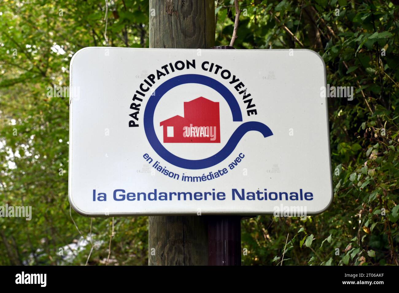 Un cartello stradale nella frazione di Urval, Dordogna, Francia, per dire che questo villaggio partecipa a uno schema simile al UK Neighbourhood Watch. Foto Stock
