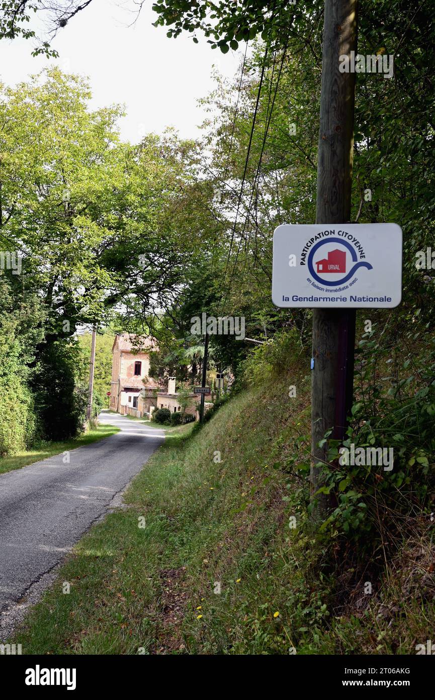 Un cartello stradale nella frazione di Urval, Dordogna, Francia, per dire che questo villaggio partecipa a uno schema simile al UK Neighbourhood Watch. Foto Stock