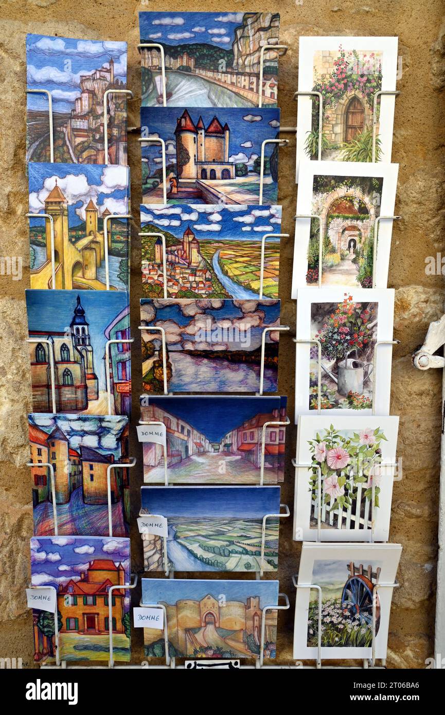Una selezione di cartoline postali in vendita sulla cima della scogliera bastide, la città di Domme in Dordogna. La città è una popolare destinazione turistica e turistica. Foto Stock