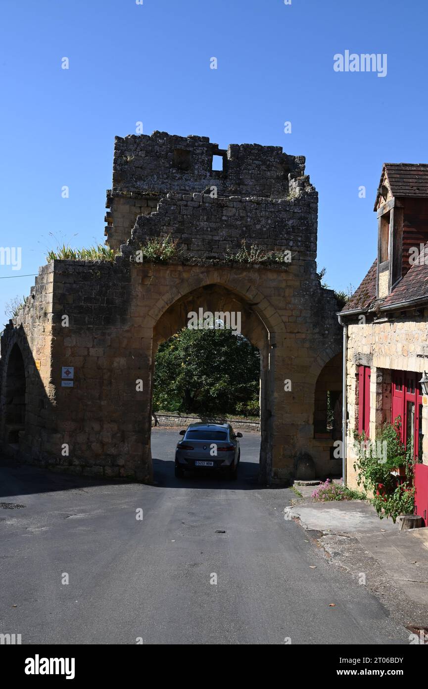 Uno dei vecchi cancelli di ingresso e uscita dal villaggio bastide di Domme, nella regione francese della Dordogna. Questi antichi gateway sono ancora utilizzati oggi. Foto Stock