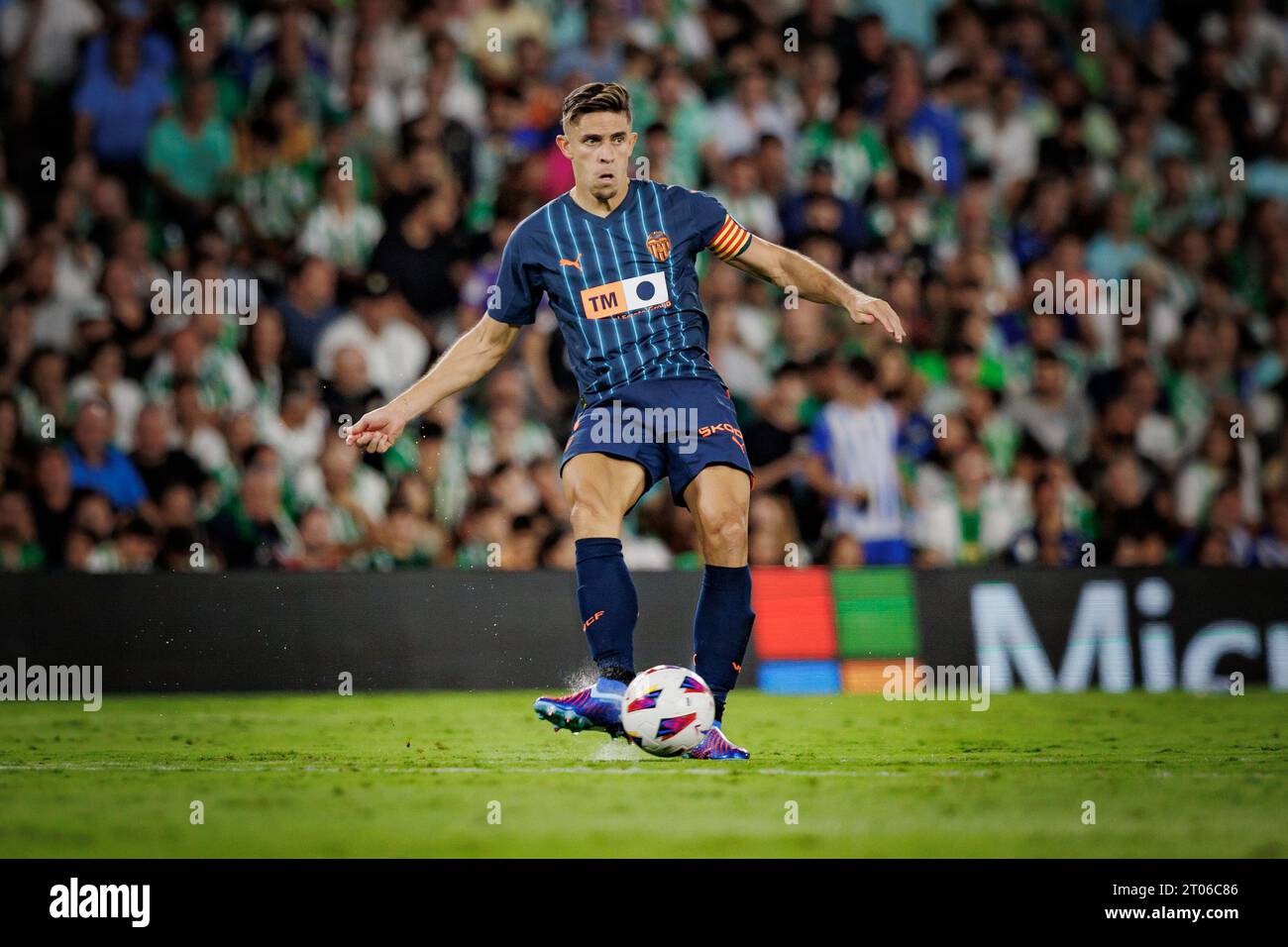 Gabriel Paulista, Ayoze Perez durante la partita della Liga 23/24 tra il Real Betis e il Valencia CF all'Estadio Benito Villamarin di Siviglia. (Maciej Rogowski) Foto Stock