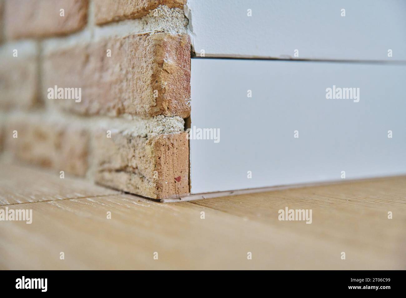 Primo piano dell'angolo, base del pavimento all'interno della parete, bordo della parete in mattoni Foto Stock