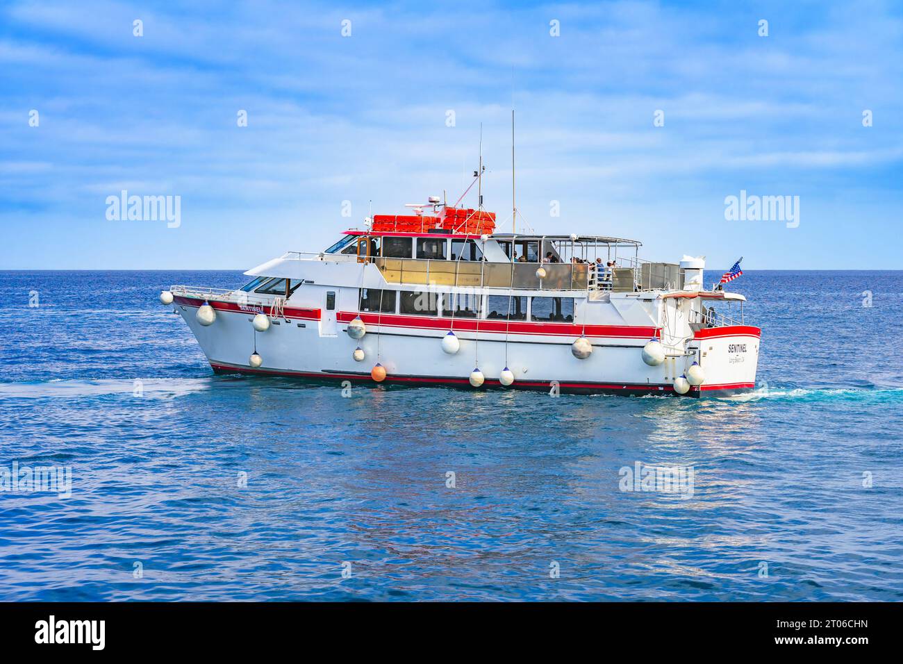 Avalon, CA, USA - 13 settembre 2023: Una barca passeggeri rossa e bianca che galleggia al largo della costa dell'isola di Catalina in California. Foto Stock