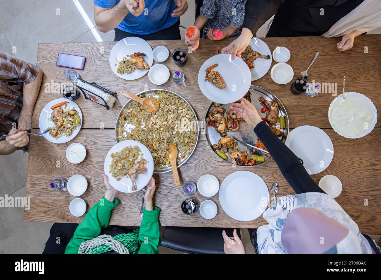 famiglia di più generazioni che mangia insieme al nonno Foto Stock