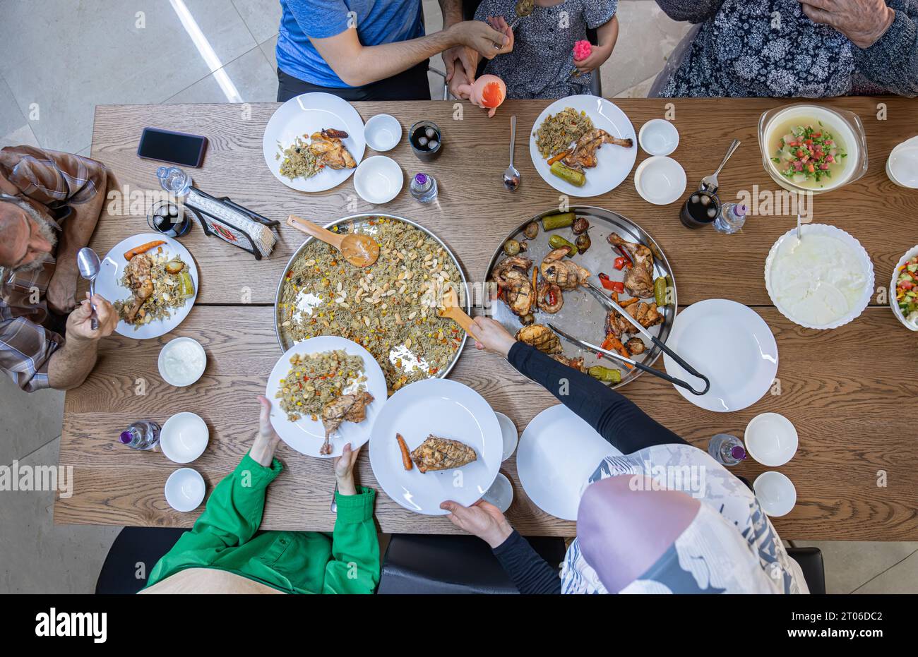 famiglia di più generazioni che mangia insieme al nonno Foto Stock