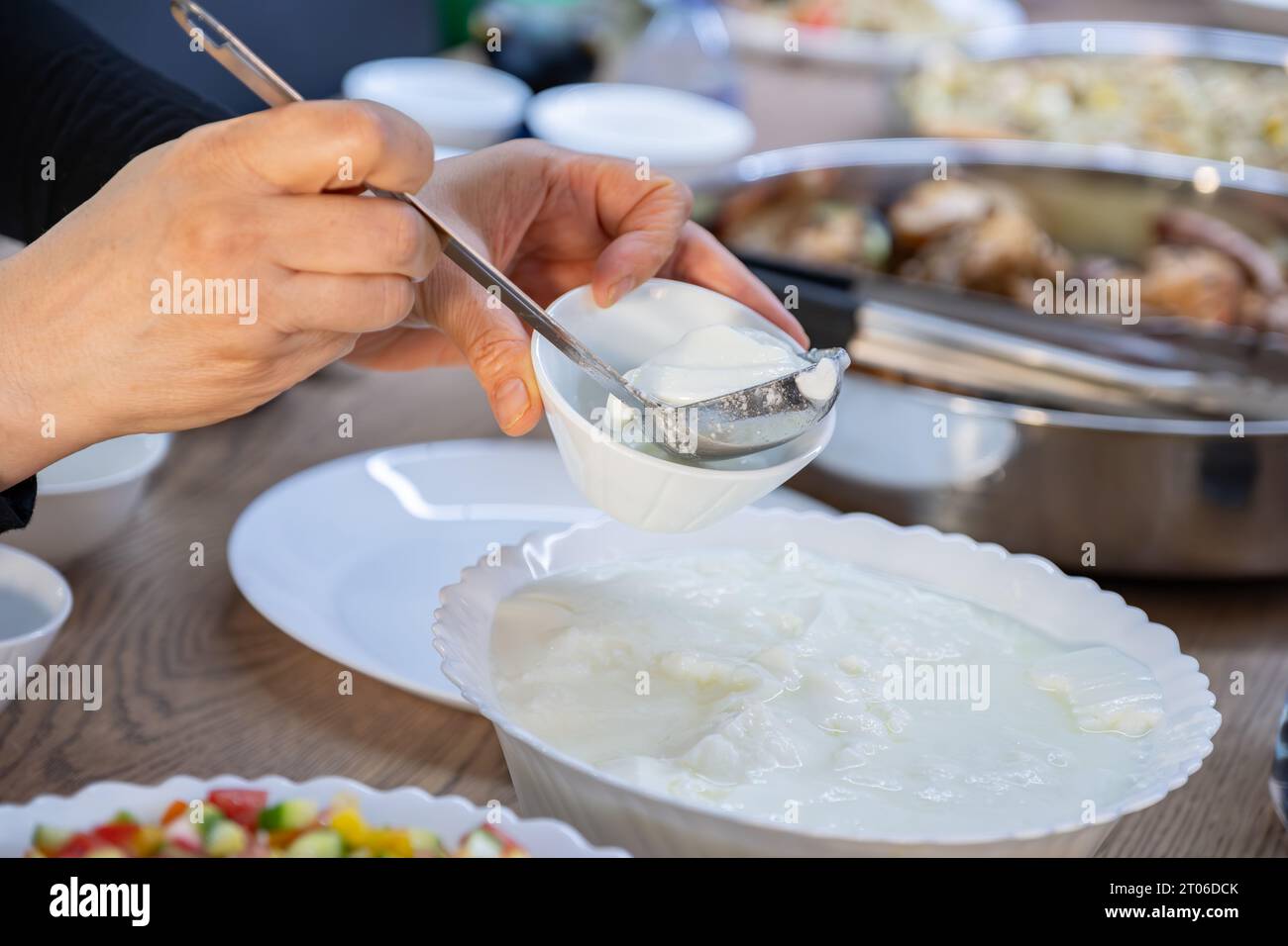 famiglia di più generazioni che mangia insieme al nonno Foto Stock