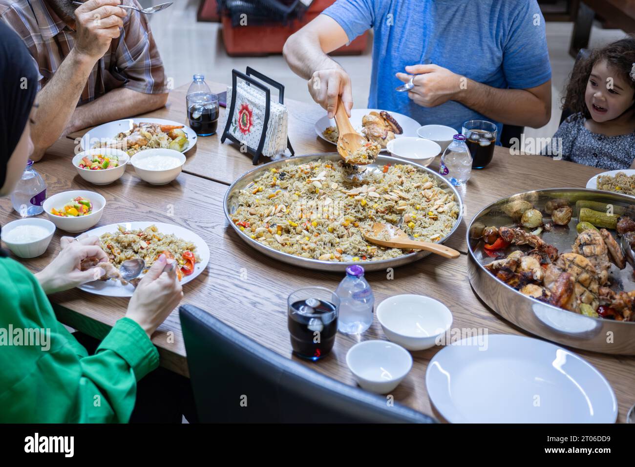 famiglia di più generazioni che mangia insieme al nonno Foto Stock