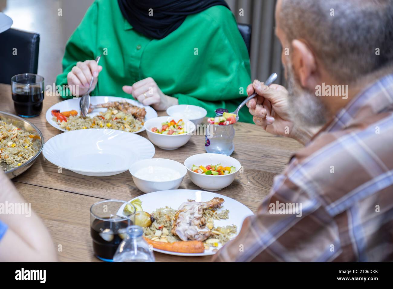 famiglia di più generazioni che mangia insieme al nonno Foto Stock