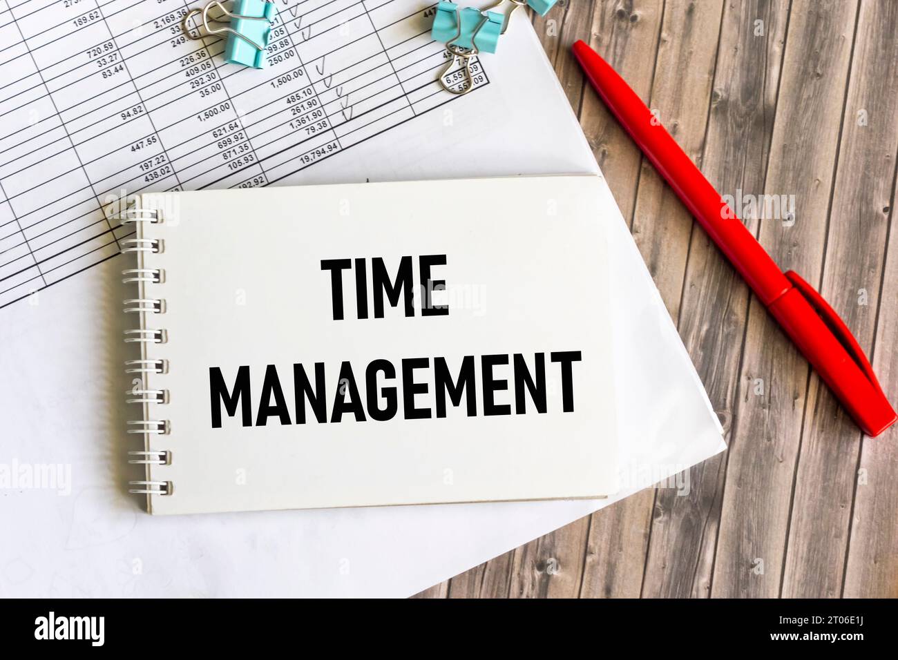 Testo Time Management su blocco note e tabella in legno con report e pennarello rosso. Concetto aziendale. Foto Stock