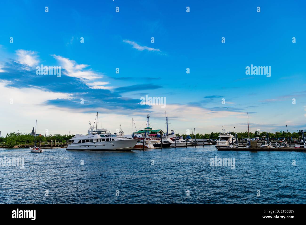 Jersey City, USA - 28 giugno 2023: Yacht boat attraccato al Liberty Landing Marina sul fiume Hudson Foto Stock