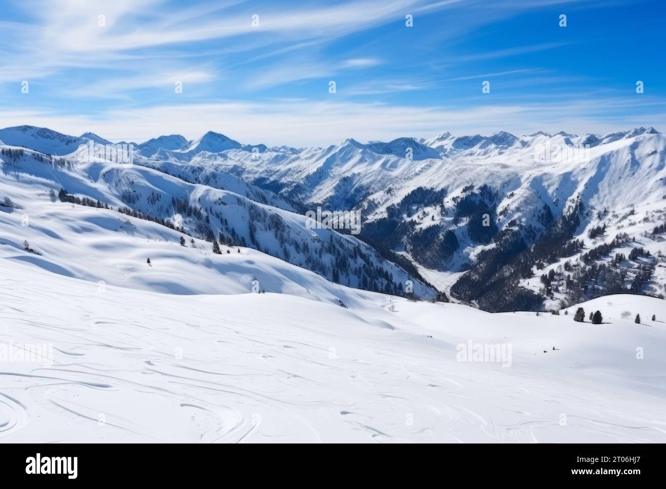 Una vista mozzafiato di una pista da sci incontaminata coperta di neve fresca, sullo sfondo di maestose montagne innevate. Un paradiso invernale Foto Stock