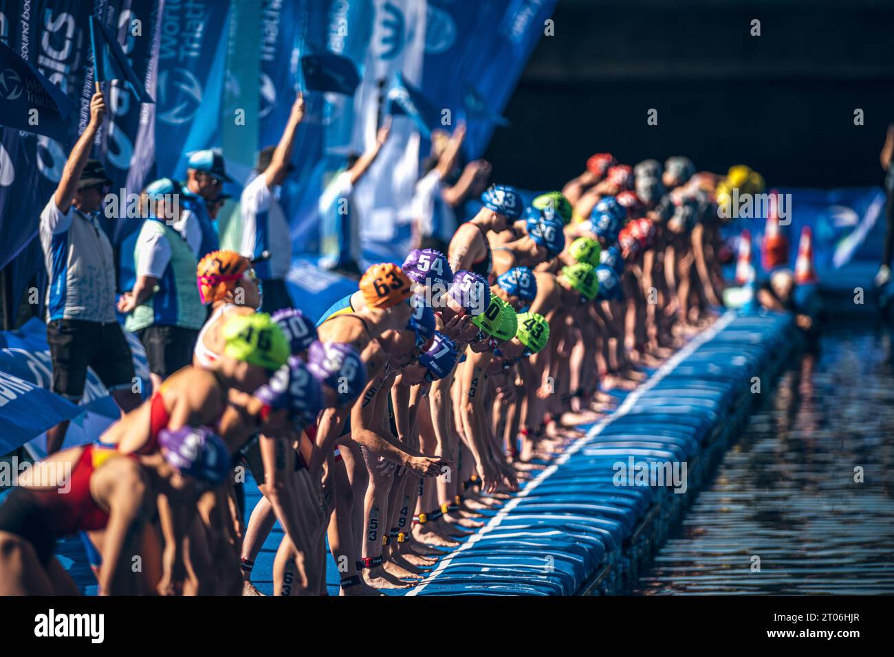 Ragazze al via a Pontevedra nel Triathlon World Championship Series 2023. Foto Stock
