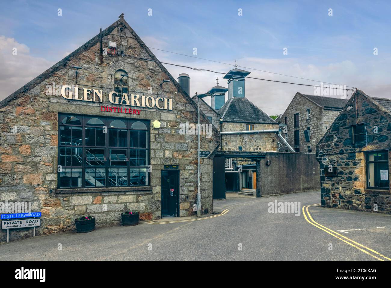 Una delle più antiche distillerie di whisky è la Glen Garioch Distillery di Inverurie, in Scozia. Foto Stock