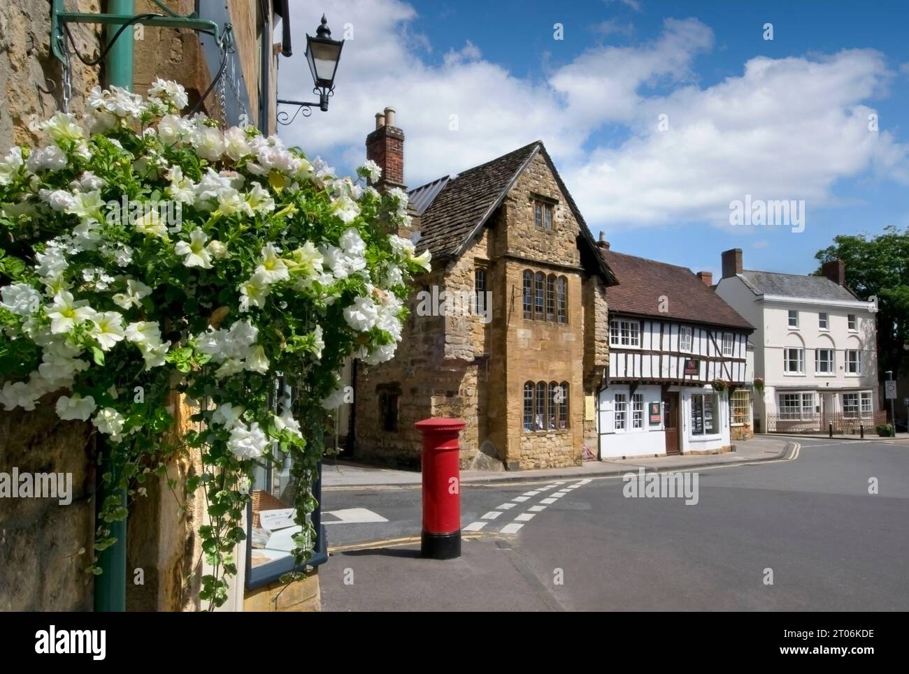 Sherborne Dorset, strada nel centro storico della città con cesti di fiori appesi e cassetta postale rossa Dorset Inghilterra Regno Unito Foto Stock