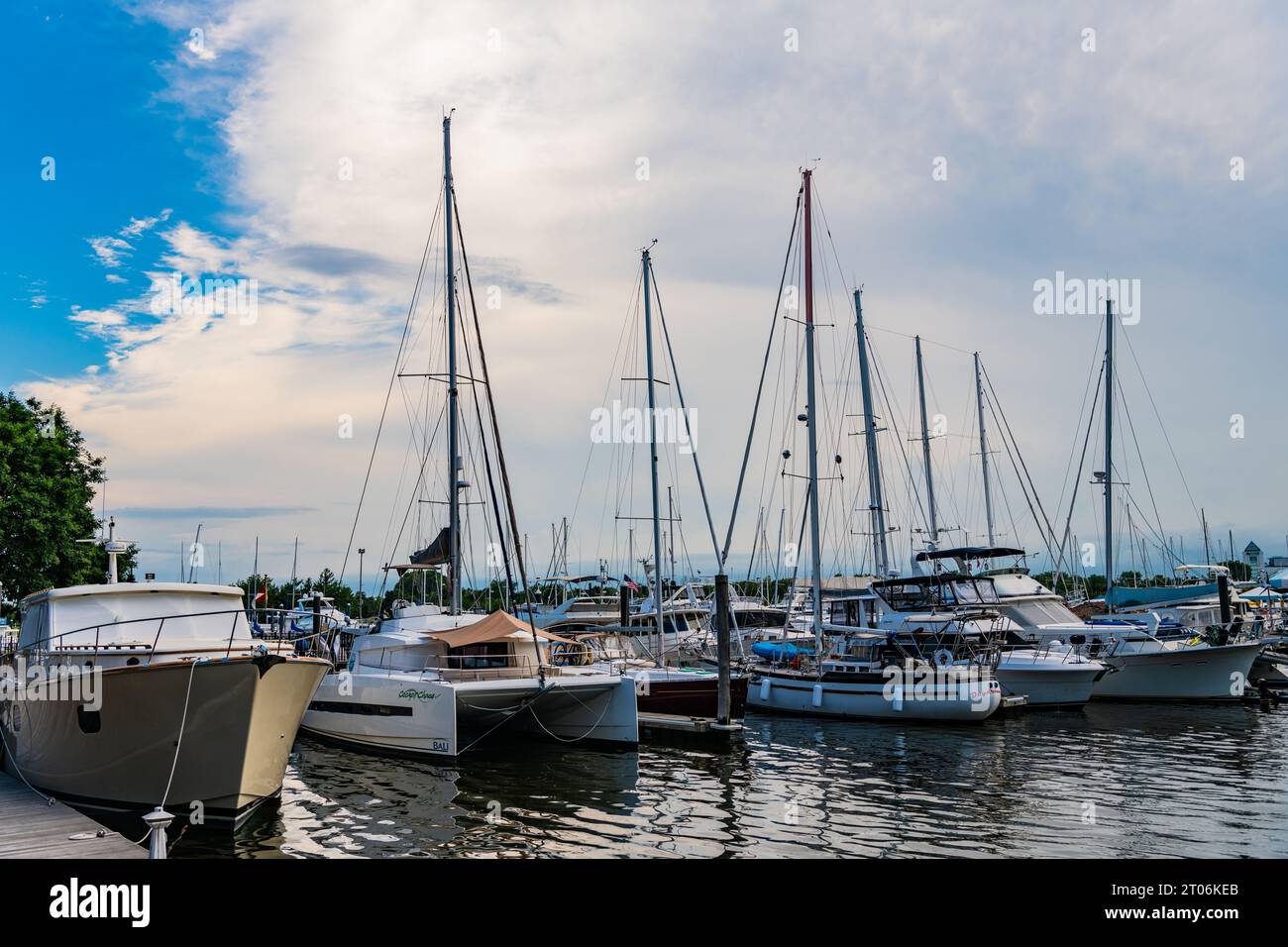 Jersey City, USA - 28 giugno 2023: Yacht e catamarano presso il porticciolo Liberty Landing sul fiume Hudson Foto Stock