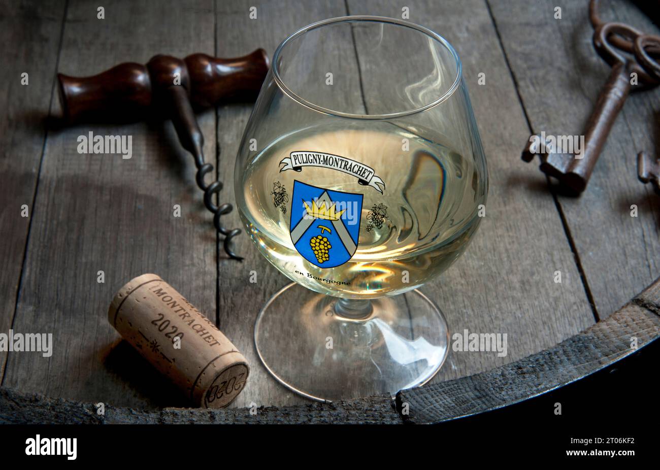 PULIGNY MONTRACHET 2020 degustazione di vini francesi di lusso in cantina con un bicchiere di vino bianco di Borgogna Puligny-Montrachet Cote d'Or France Foto Stock