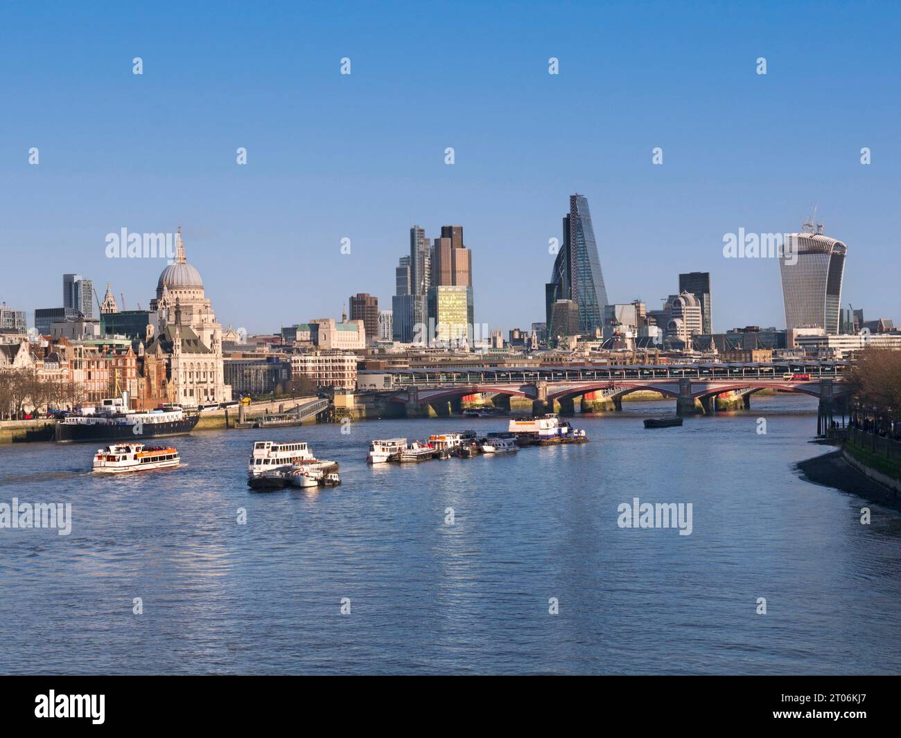 2013 London Cityscape Landscape il quartiere finanziario della City of London Saint Pauls e il Tamigi nel 2013. Un decennio fa dal 2023 di Londra, Regno Unito Foto Stock