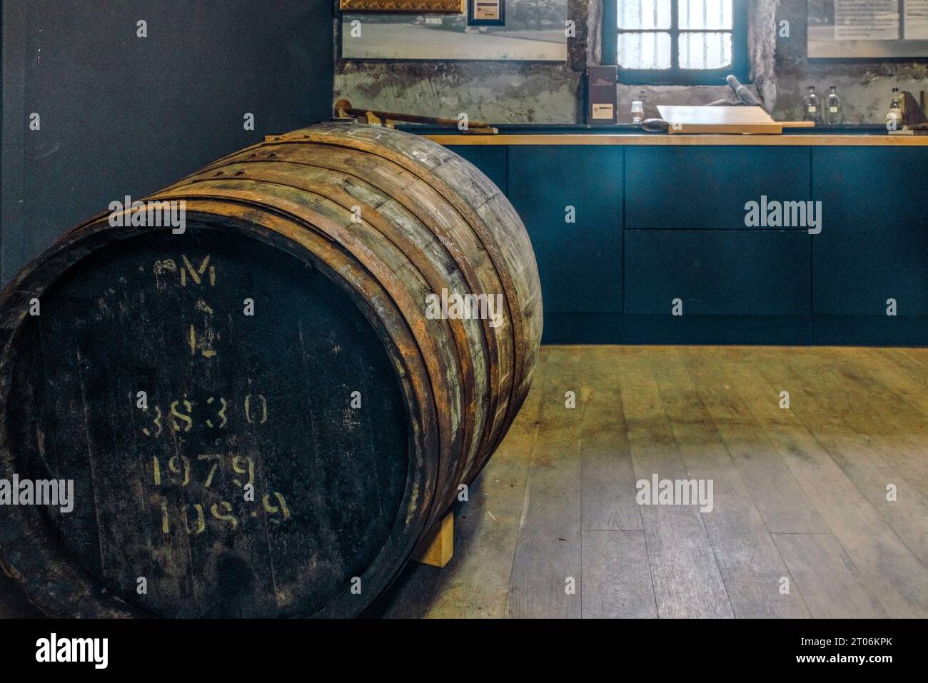 Una delle più antiche distillerie di whisky è la Glen Garioch Distillery di Inverurie, in Scozia. Foto Stock