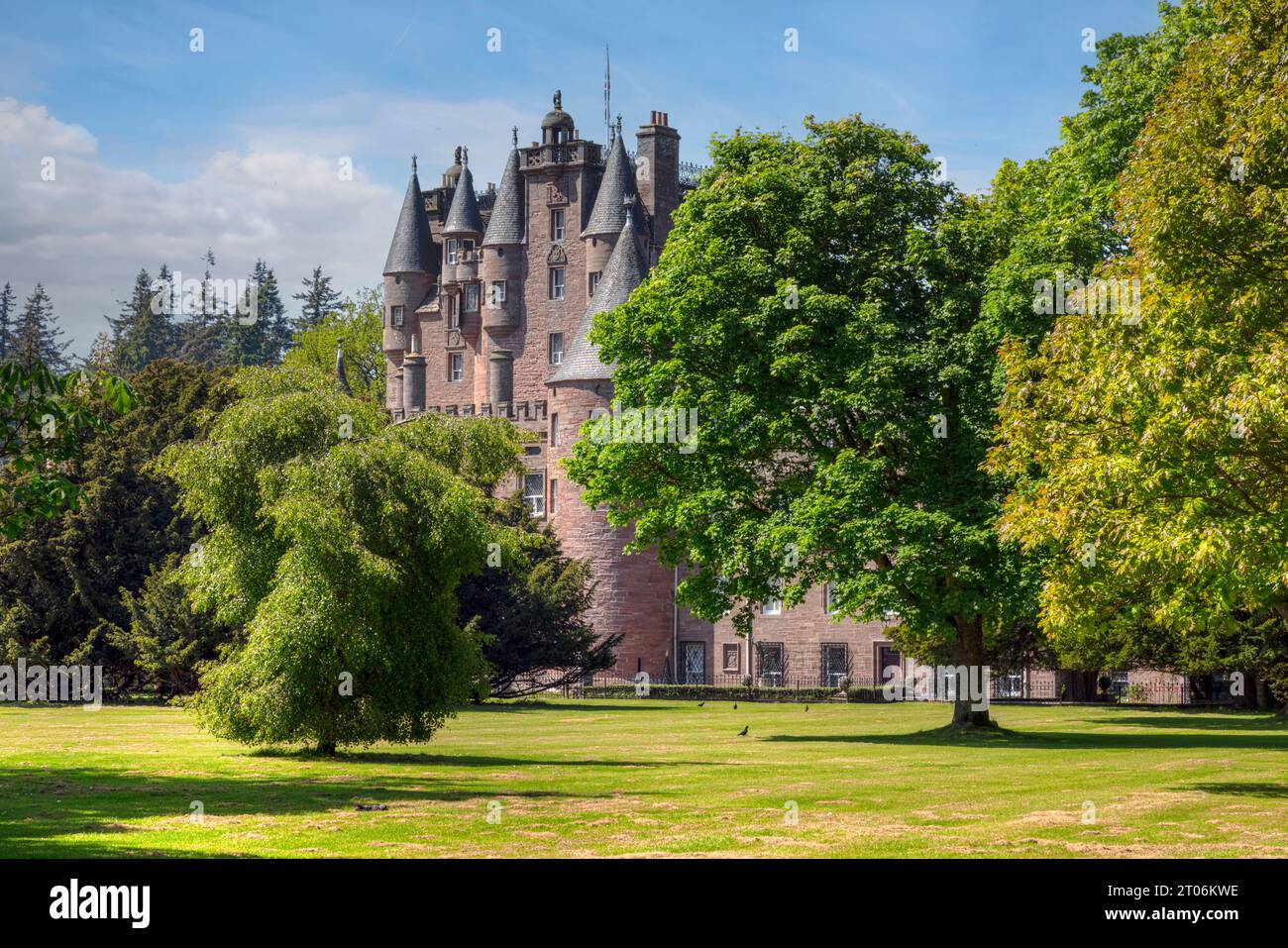Il castello di Glamis è la casa d'infanzia della regina Elisabetta II e si trova a Forfar, Angus, in Scozia Foto Stock