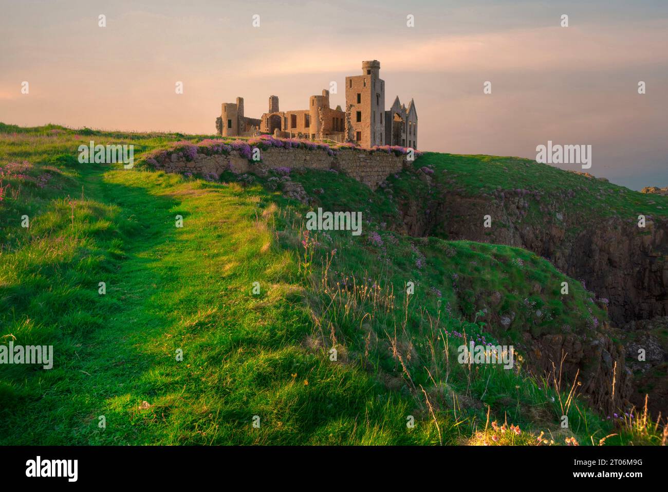 Slains Castle vicino Peterhead, Aberdeenshire, Scozia, dovrebbe essere l'ispirazione per il Castello di Dracula. Foto Stock