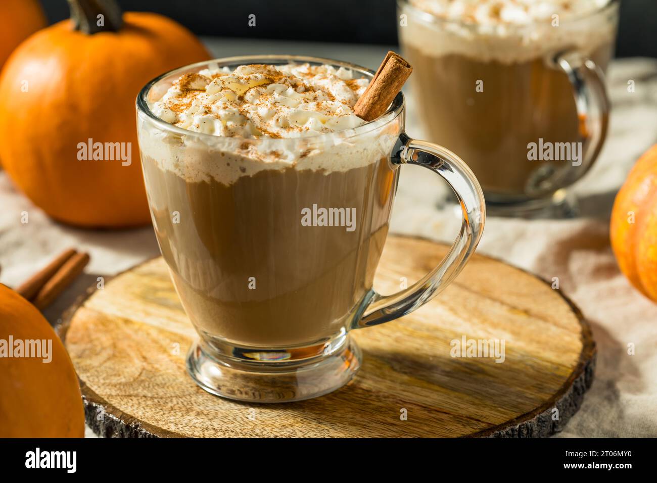 Latte caldo di stagione con spezie alla zucca e panna montata Foto Stock