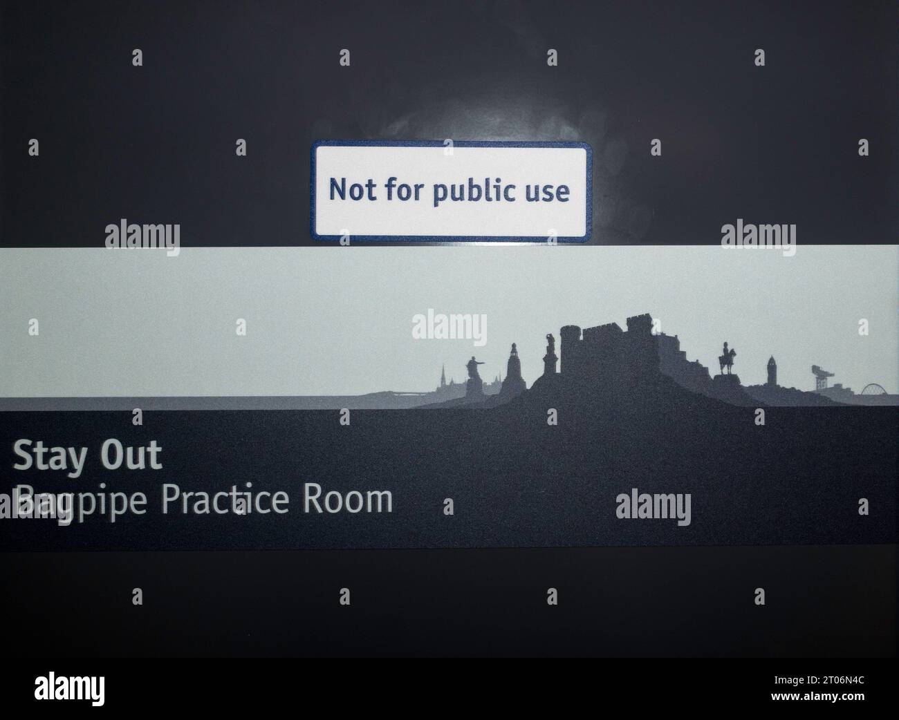 Cartello visto su una porta interna di un treno Scotrail, sala pratica Bagpipe Foto Stock
