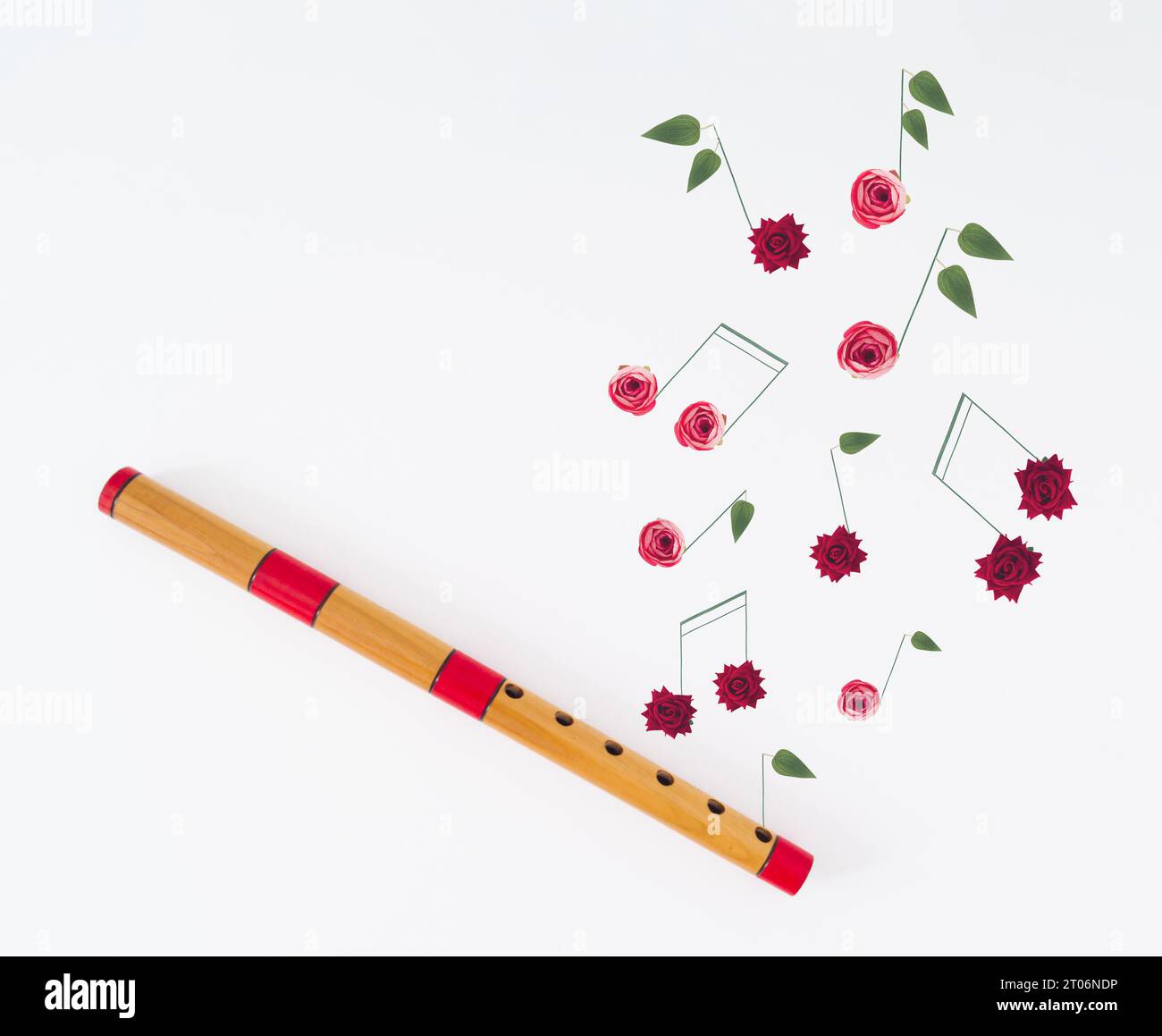 Layout creativo composto da flauto in legno e note musicali di vari fiori su sfondo bianco. Stile minimalista e alla moda con strumenti musicali in legno. Foto Stock