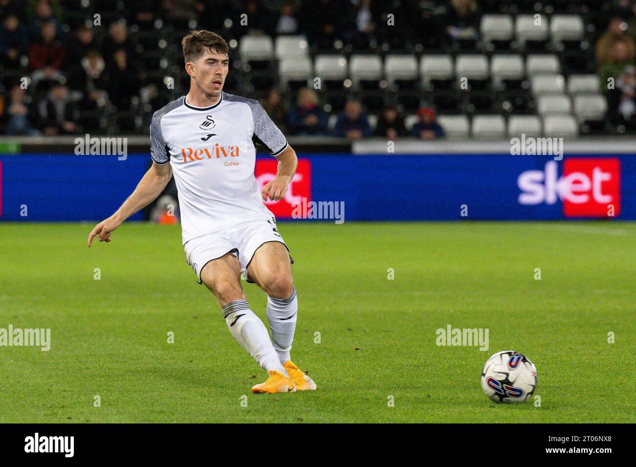 Josh Key n. 2 di Swansea City passa il pallone durante la partita del campionato Sky Bet Swansea City vs Norwich City al Swansea.com Stadium, Swansea, Regno Unito, 4 ottobre 2023 (foto di Craig Thomas/News Images) in, il 10/4/2023. (Foto di Craig Thomas/News Images/Sipa USA) credito: SIPA USA/Alamy Live News Foto Stock