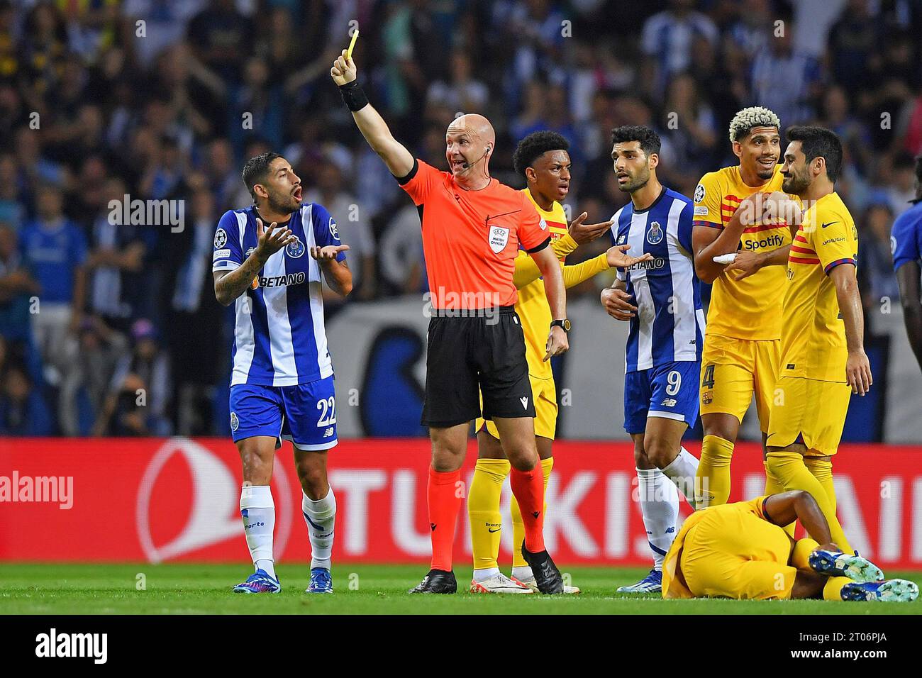 Porto, Portogallo. 4 ottobre 2023. Dragao Stadium, Champions League 2023/2024, FC Porto contro FC Barcelona; l'arbitro Anthony Taylor (ENG) mostra il cartellino giallo ad Alan Varela del FC Porto, durante la partita di UEFA Champions League 2023/2024 gruppo H tra FC Porto e FC Barcelona al Dragao Stadium di Porto il 04 ottobre. Foto: Daniel Castro/DiaEsportivo/Alamy Live News Credit: DiaEsportivo/Alamy Live News Foto Stock