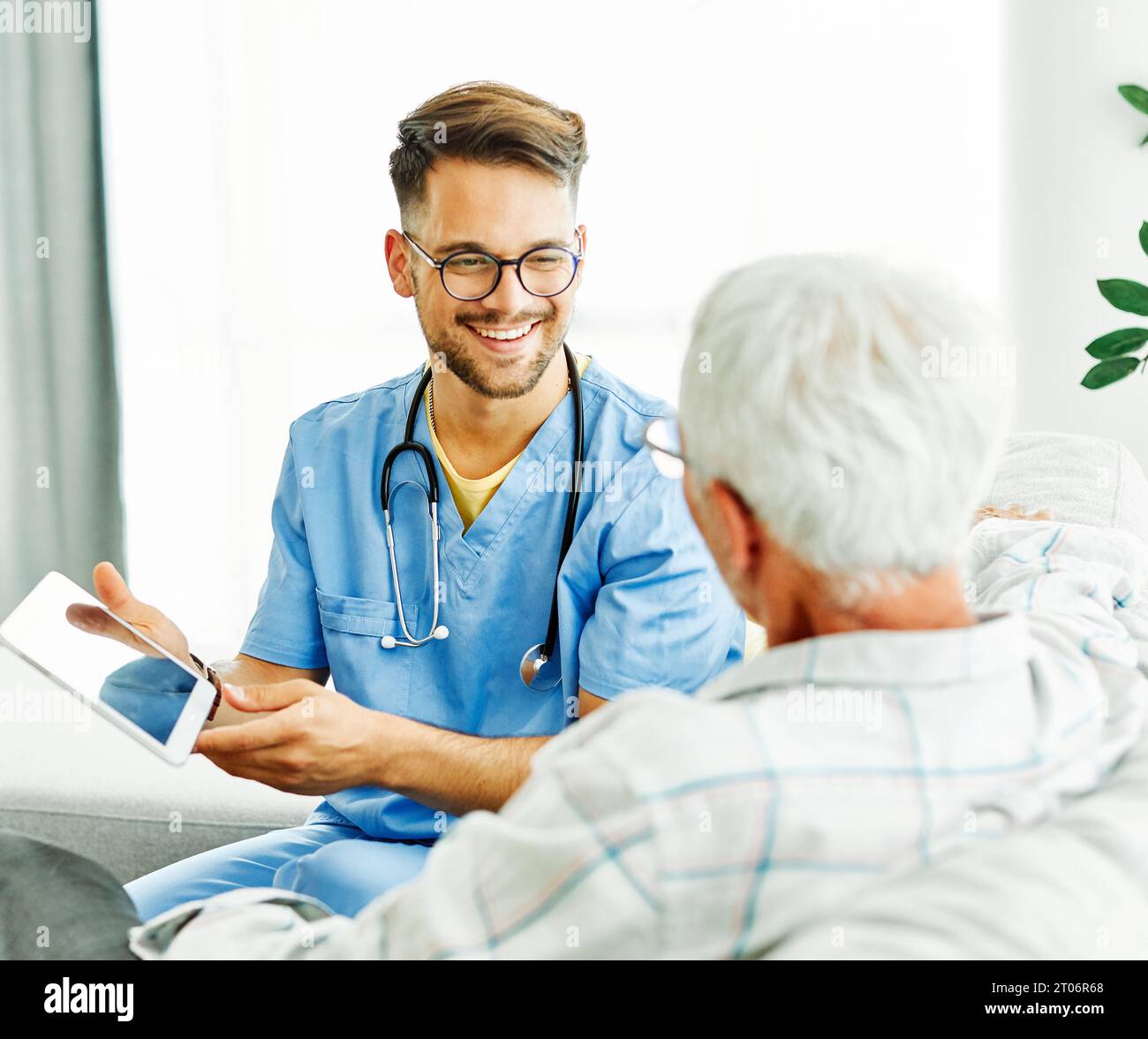 medico infermieristico senior care tablet tecnologia che mostra l'operatore sanitario aiutare la pensione di assistenza casa infermieristica anziano assicurazione uomo Foto Stock