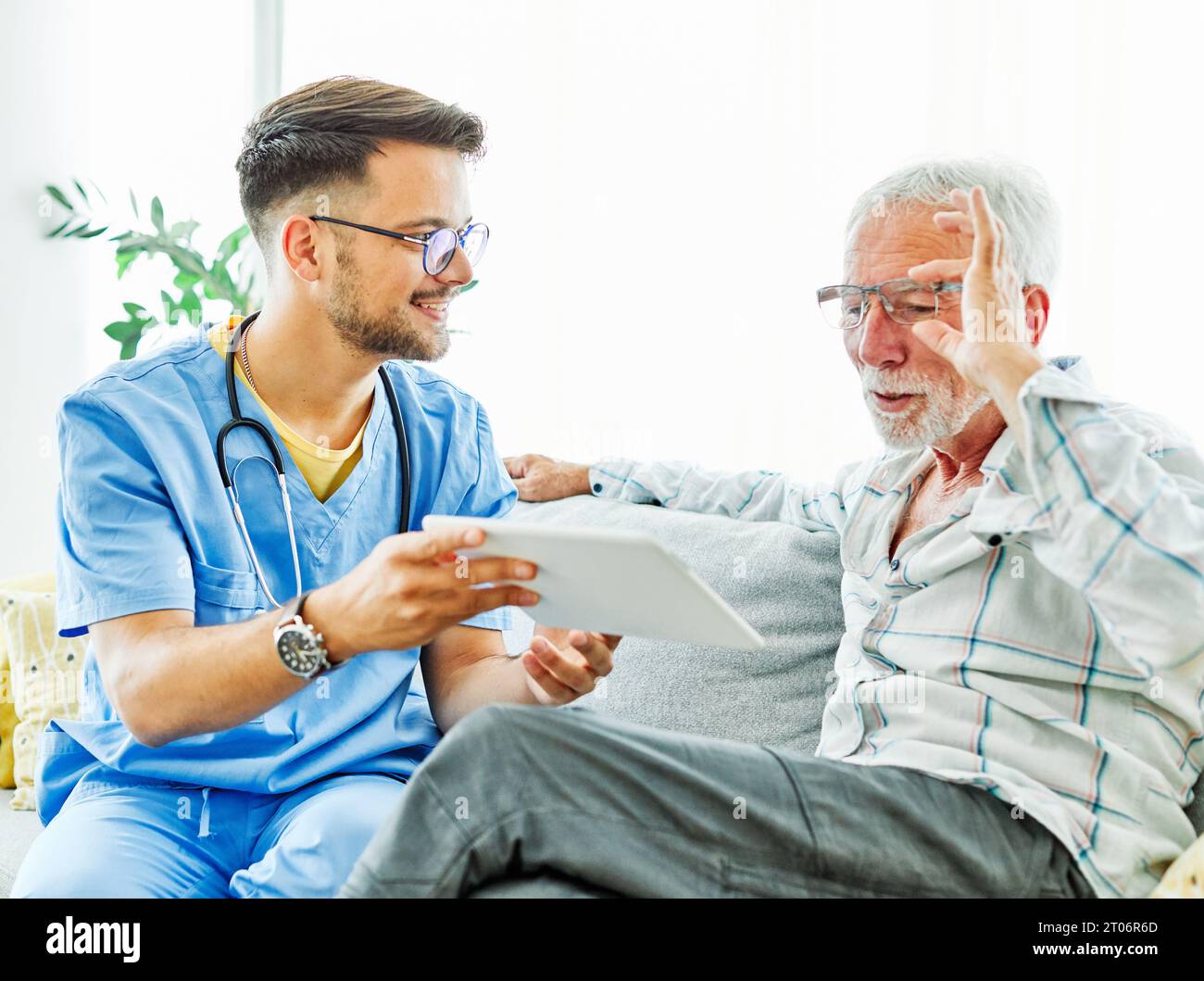 medico infermieristico senior care tablet tecnologia che mostra l'operatore sanitario aiutare la pensione di assistenza casa infermieristica anziano assicurazione uomo Foto Stock