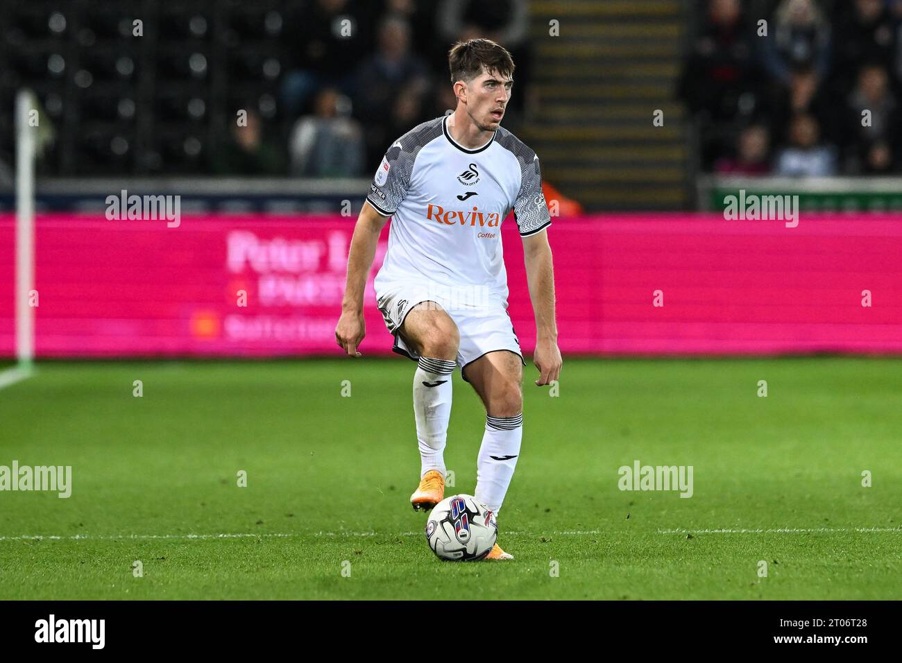 Josh Key n. 2 di Swansea City in azione durante la partita del campionato Sky Bet Swansea City vs Norwich City al Swansea.com Stadium, Swansea, Regno Unito, 4 ottobre 2023 (foto di Craig Thomas/News Images) Foto Stock