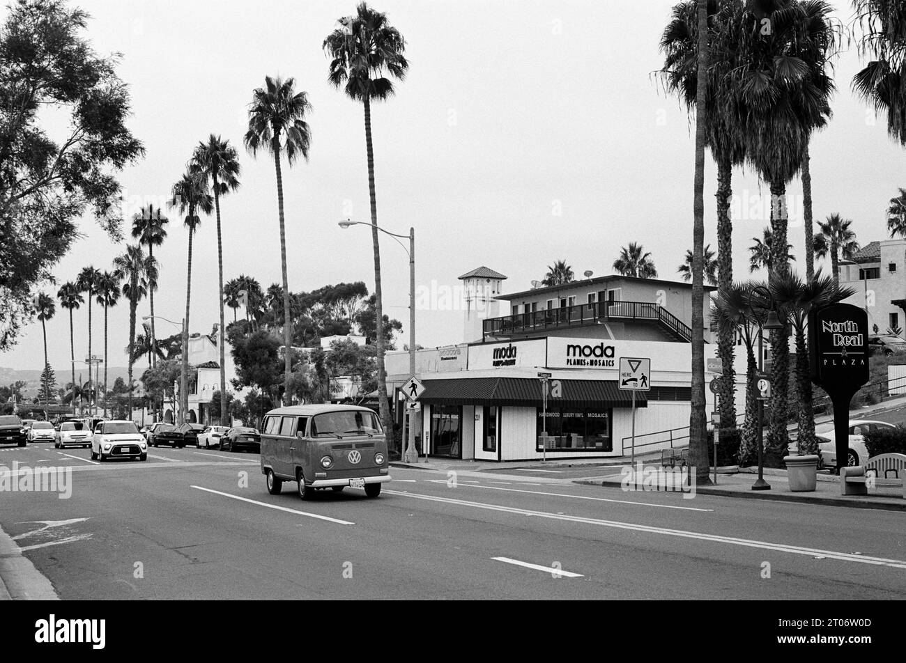 San Clemente, California, USA. 28 settembre 2023. Un pulmino o un autobus Volkswagen Combi d'epoca a El Camino Real sotto le palme. San Clemente è sede dei Trestles, uno dei migliori e più famosi luoghi per il surf della California. Nel corso degli anni, Trestles ha ospitato molte competizioni di surf internazionali e di alto livello, tra cui alcuni eventi della World Surf League. Nel 2021, la WSL ha tenuto le sue finali proprio qui, a San Clemente. (Immagine di credito: © Ruaridh Stewart/ZUMA Press Wire) SOLO USO EDITORIALE! Non per USO commerciale! Foto Stock