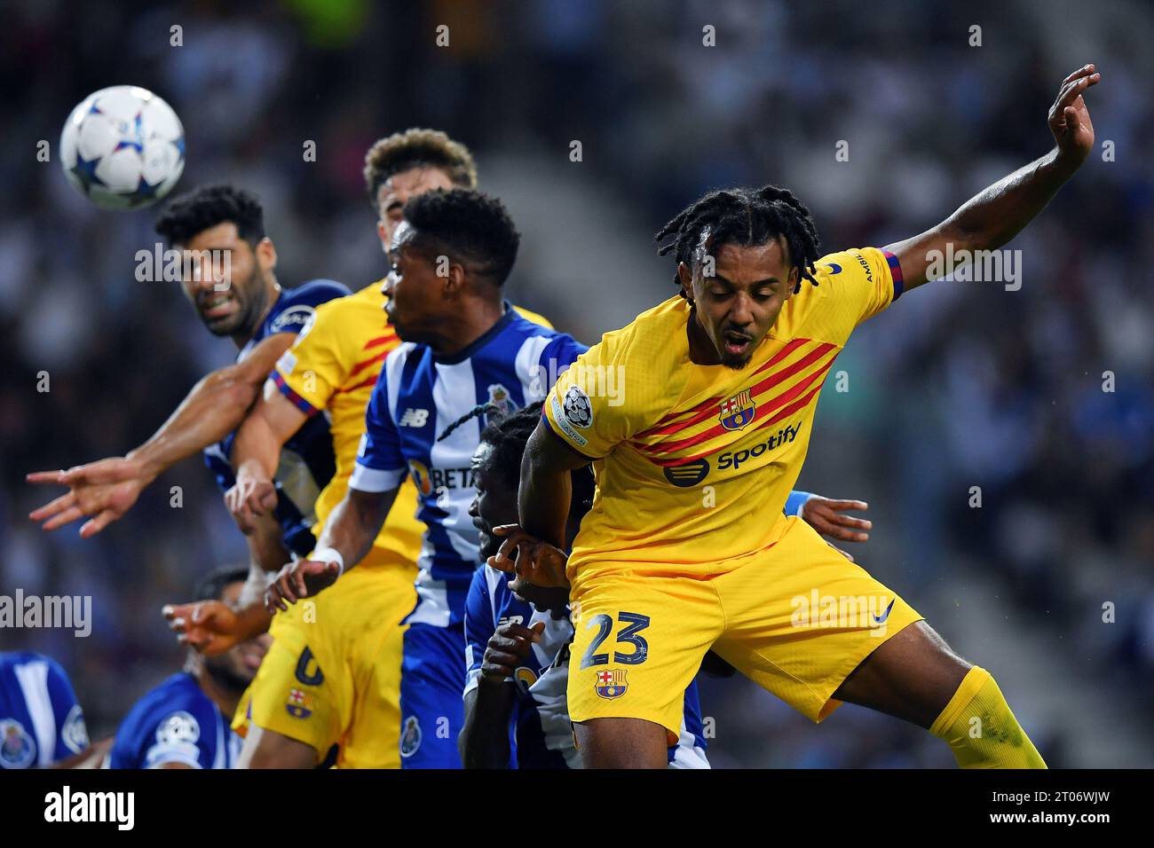 Porto, Portogallo. 4 ottobre 2023. Dragao Stadium, Champions League 2023/2024, FC Porto contro FC Barcelona; Jules Kounde del FC Barcelona, durante la partita di UEFA Champions League 2023/2024 gruppo H tra FC Porto e FC Barcelona al Dragao Stadium di Porto il 04 ottobre. Foto: Daniel Castro/DiaEsportivo/Alamy Live News Credit: DiaEsportivo/Alamy Live News Foto Stock