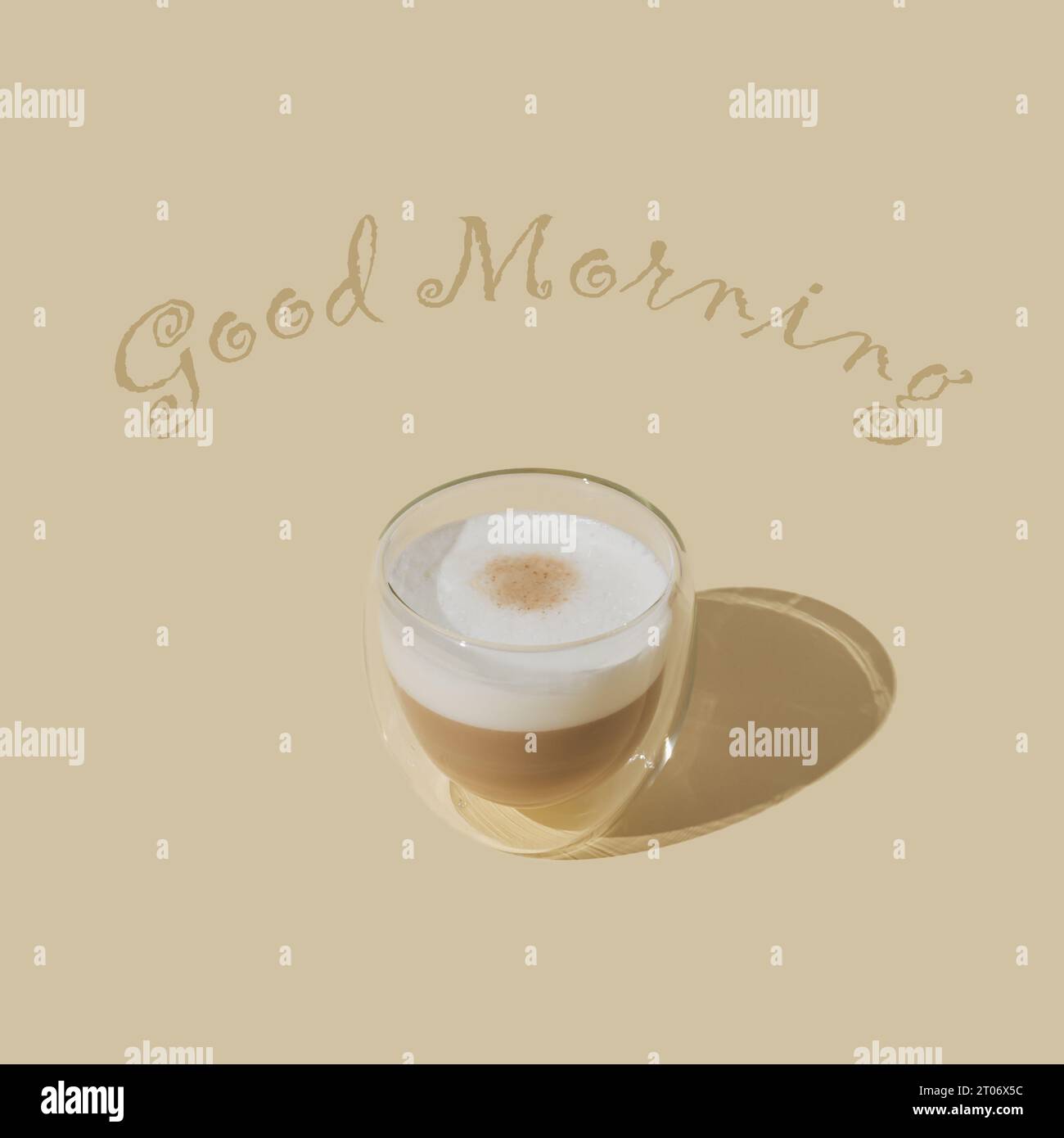 Composizione alla moda composta da una tazza di caffè su sfondo color crema pastello. Un bel messaggio di "buongiorno". Concetto di caffè creativo. Latte macchiato minimal. Foto Stock