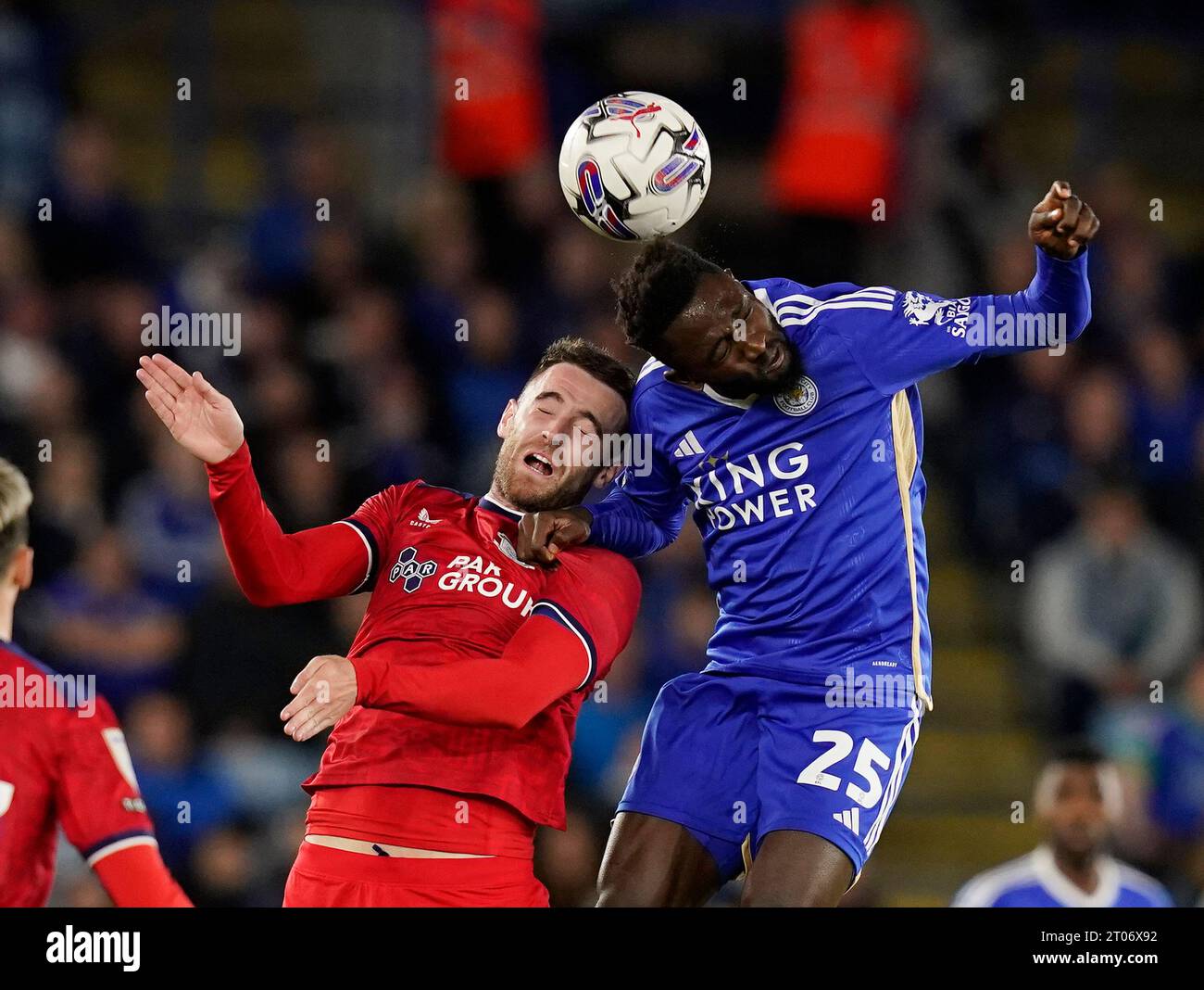 Leicester, Regno Unito. 4 ottobre 2023. Wilfred Ndidi di Leicester City (R) vince un colpo di testa da Ben Whiteman del Preston North End durante la partita del campionato Sky Bet al King Power Stadium di Leicester. Il credito fotografico dovrebbe leggere: Andrew Yates/Sportimage Credit: Sportimage Ltd/Alamy Live News Foto Stock