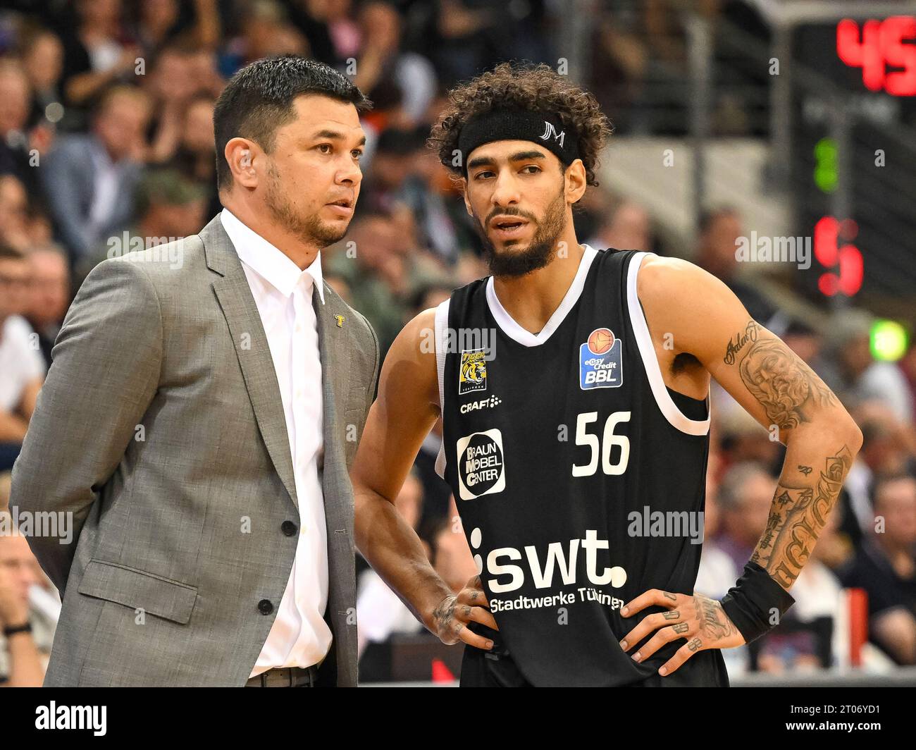 Daniel Jansson (Tigers Tuebingen, capo allenatore) im Gespraech mit Jhivvan Jackson (Tigers Tuebingen, n. 56). Telekom Baskets Bonn vs. Tigers Tuebingen, pallacanestro, Easy Credit BBL, Saison 2023/2024, 01. Spieltag, 04.10.2023 foto: Eibner-Pressefoto/Thomas Haesler Foto Stock