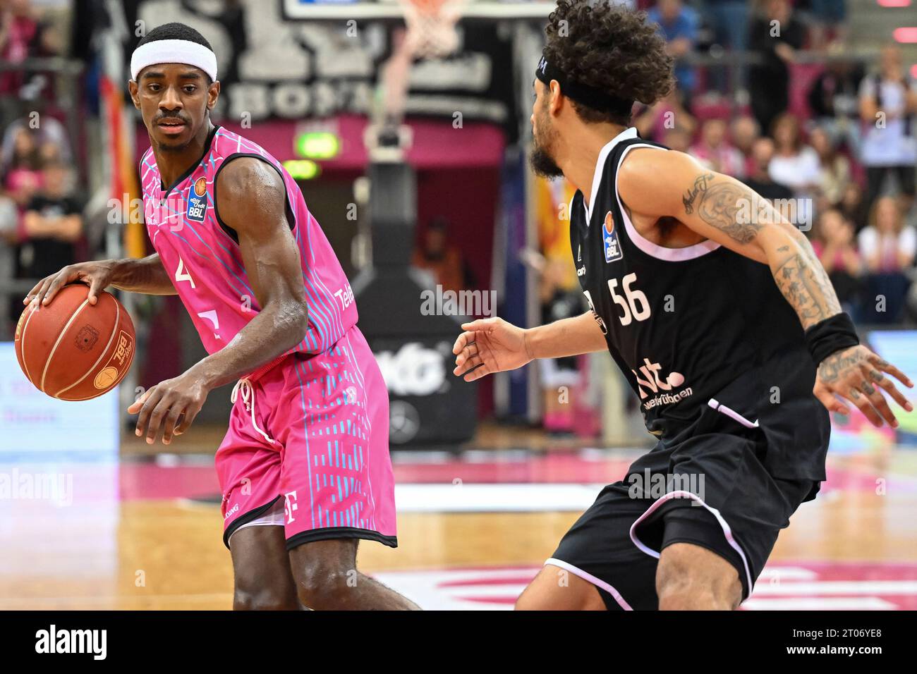 Glynn Watson (Telekom Baskets Bonn, n. 04) gegen Jhivvan Jackson (Tigers Tuebingen, n. 56). Telekom Baskets Bonn vs. Tigers Tuebingen, pallacanestro, Easy Credit BBL, Saison 2023/2024, 01. Spieltag, 04.10.2023 foto: Eibner-Pressefoto/Thomas Haesler Foto Stock