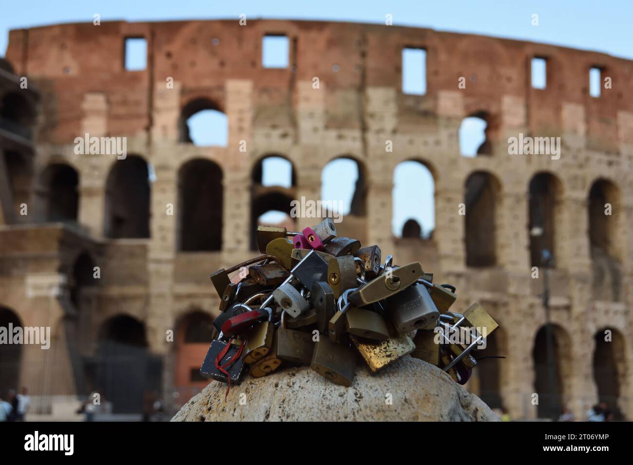 Serrature d'amore (lucchetti d'amore) all'anfiteatro del Colosseo di Roma. Foto Stock