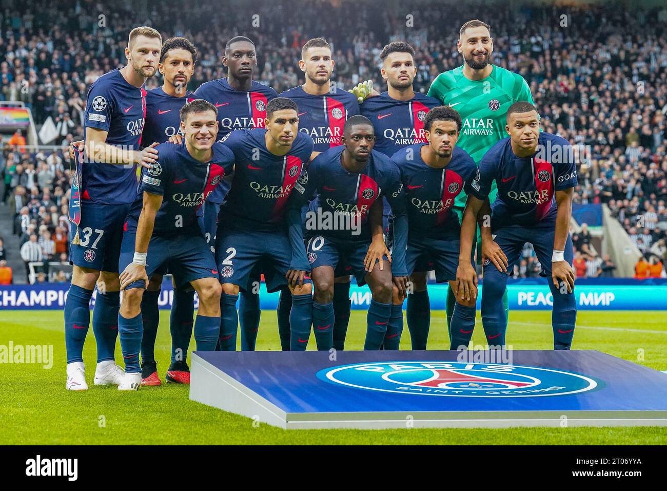 Newcastle, Regno Unito. 4 ottobre 2023. LA SQUADRA PSG SI SCHIERA durante la partita Newcastle United FC contro Paris Saint-Germain FC, UEFA Champions League Round 1 al St.James' Park, Newcastle, Regno Unito il 4 ottobre 2023 credito: Every Second Media/Alamy Live News Foto Stock