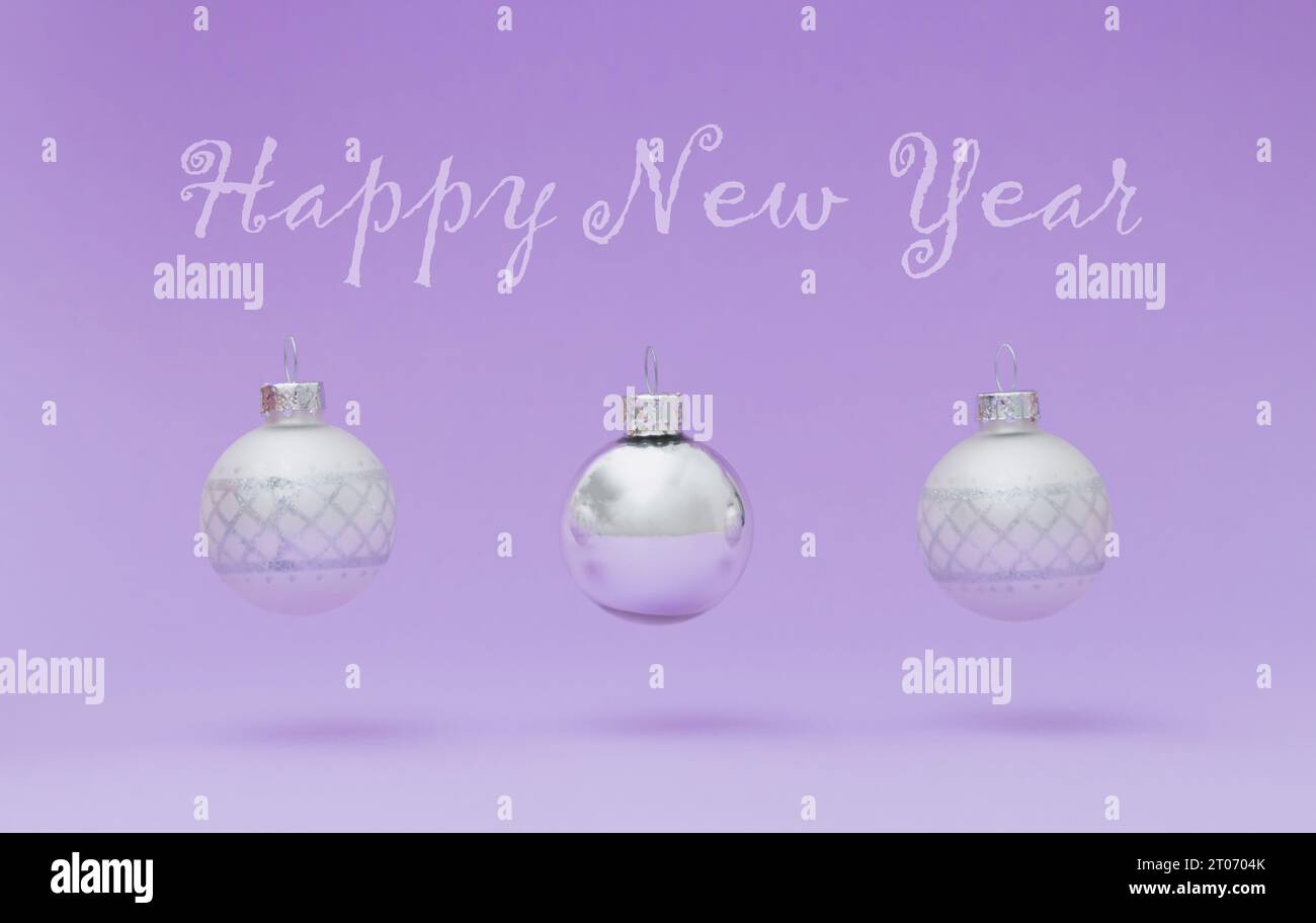 Composizione creativa fatta di baule natalizie che saltano su sfondo viola pastello. Stile minimalista per Natale o Capodanno. Un'idea di vacanze invernali alla moda Foto Stock