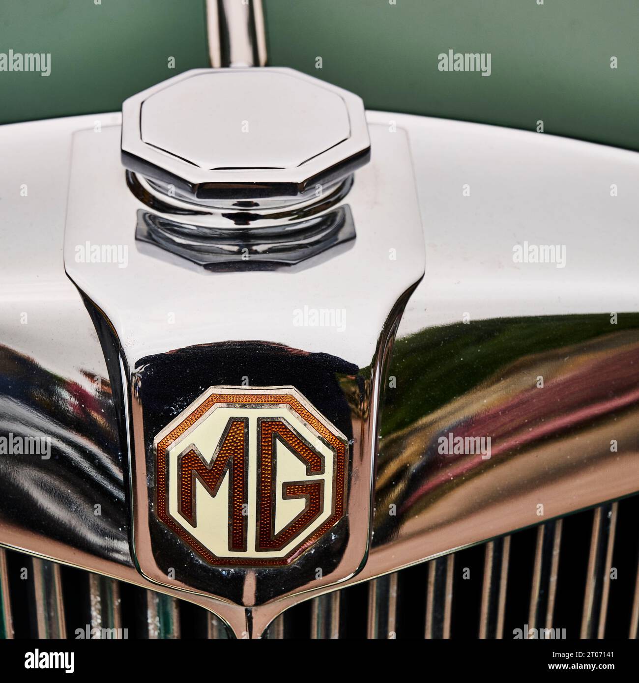 Logo e tappo del radiatore cromato su un'auto MG tipo Y 1950 Foto Stock